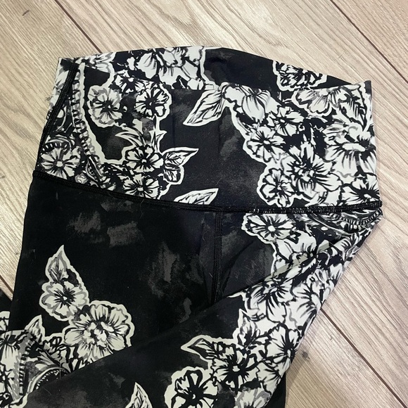 lululemon athletica Black and White Floral Leggings - Picture 6 of 12